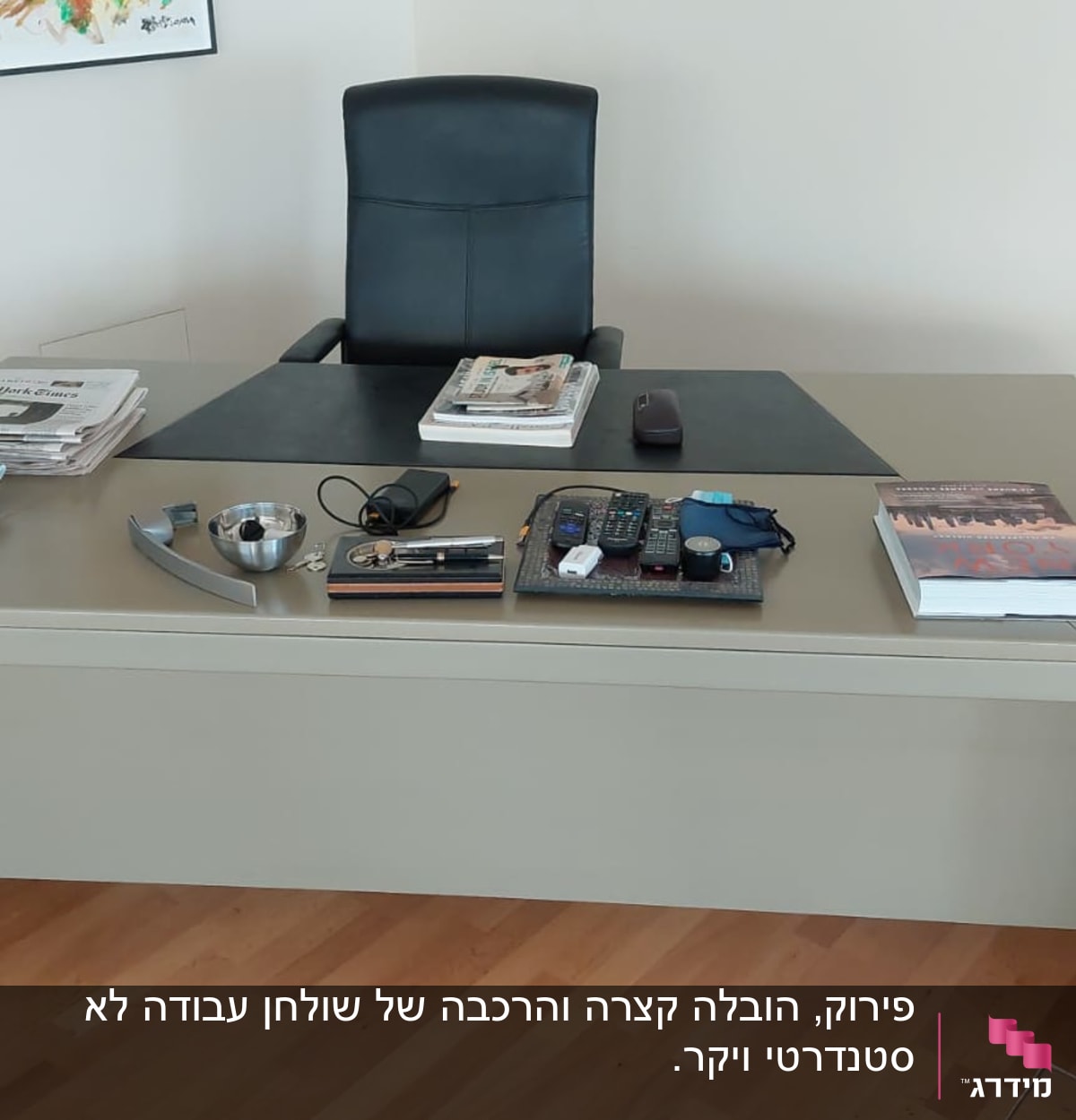 שולחן משרדי עם עיתונים, ספרים וכלי כתיבה
